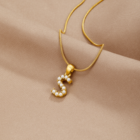 Kette mit Perlen-Buchstaben-Charm